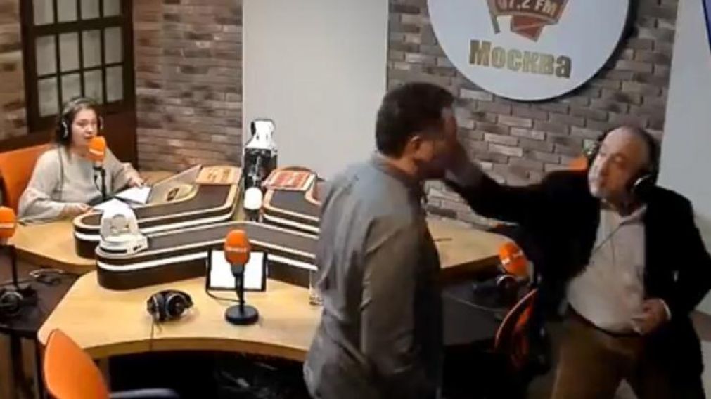 El momento en el que "volaron" las piñas.