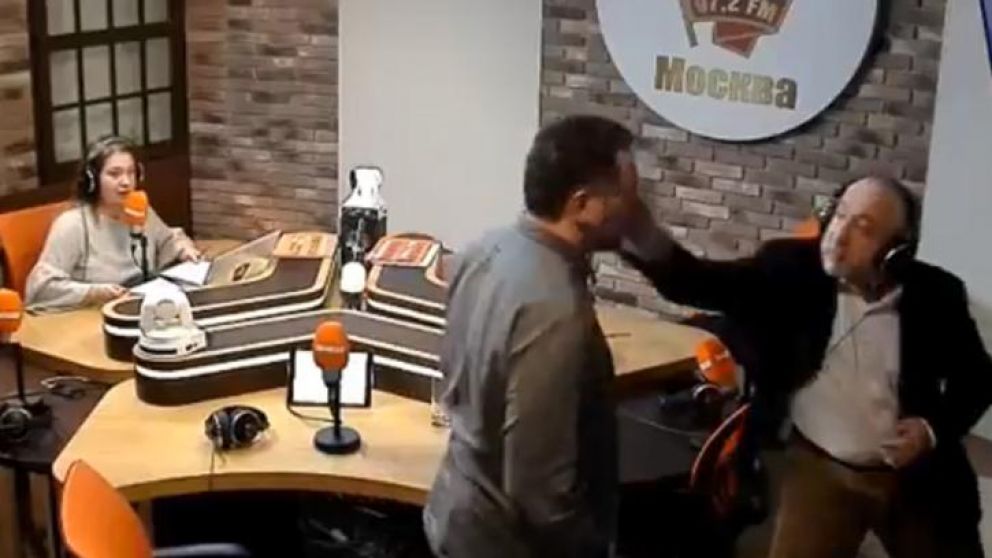 El momento en el que "volaron" las piñas.