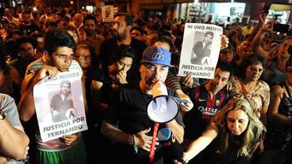 La marcha estuvo presidida por los amigos y familiares de Fernando. Su padre fue el gran orador de la noche.