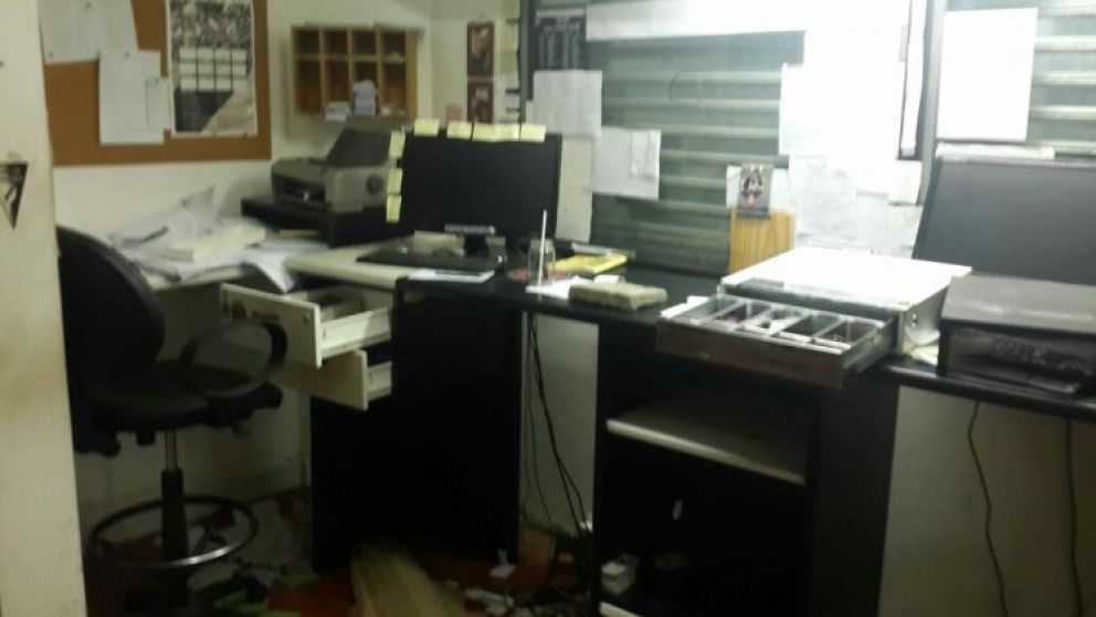 La oficina de socios quedó destrozada tras el accionar de los delincuentes.