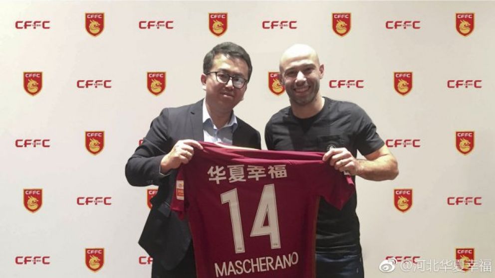 El jefecito posa con el presidente de su nuevo club.