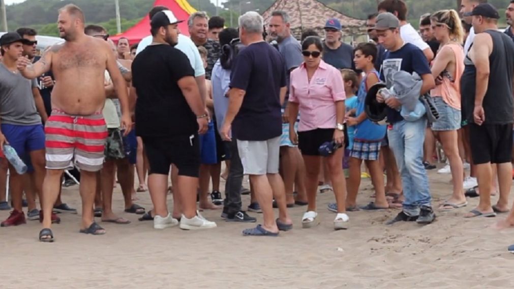 El grupo de personas que protagoniz� la inusual protesta en la Costa Atl�ntica.