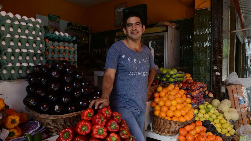 Santiago es encargado de una verdulería y asegura que vende menos.