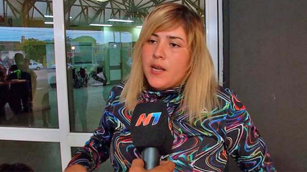 Alejandra, la mamá del nene herido hablando con la prensa local. (lmneuquen.com)