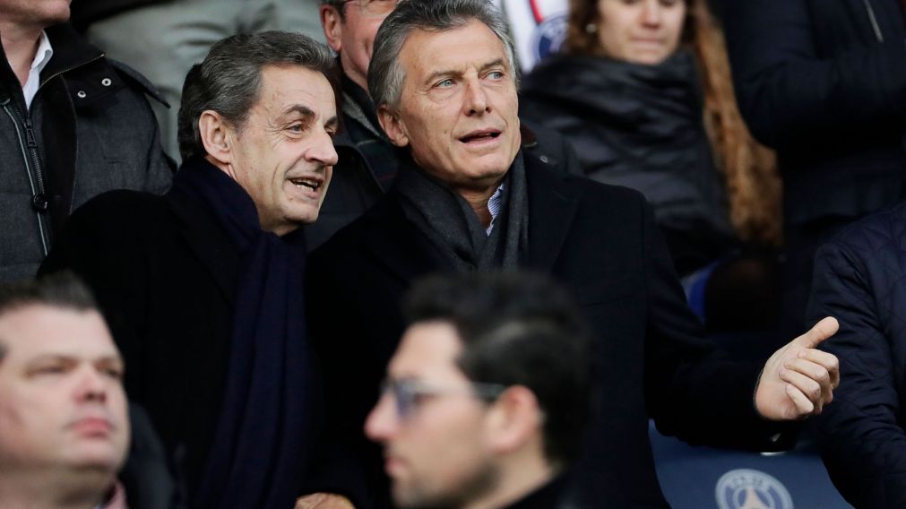 El mandatario argentino junto al ex presidente francés (AFP).