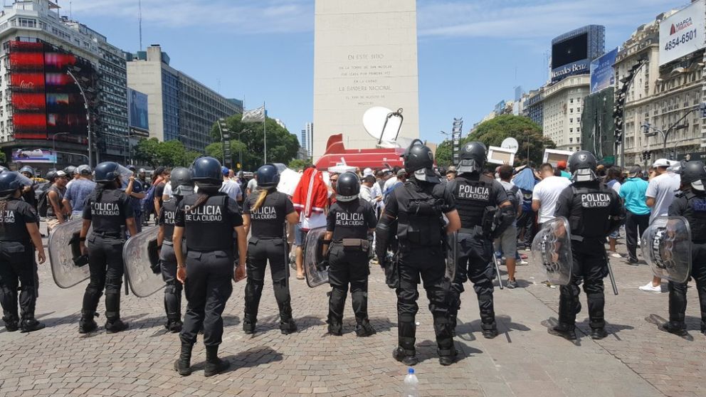 Violentamente. Los agentes desalojaron a los trabajadores. (Twitter)