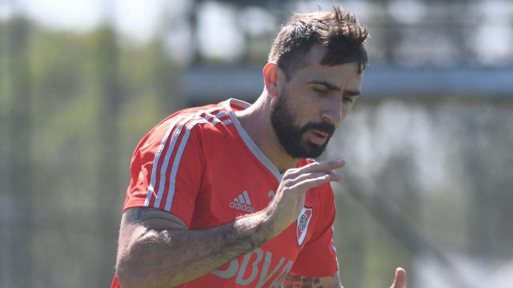 Sufrió un golpe en la rodilla y se retiró de la práctica (Prensa River).