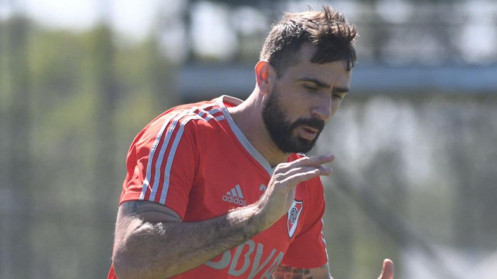 Sufrió un golpe en la rodilla y se retiró de la práctica (Prensa River).