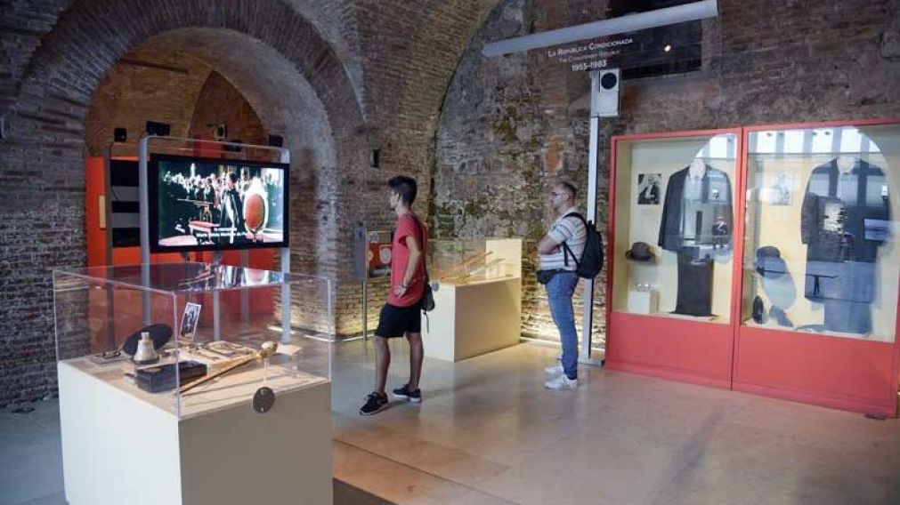 Bajan foto de dictadores del Museo de la Casa Rosada