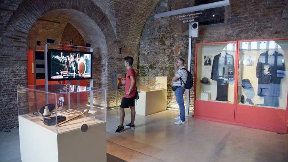 Bajan foto de dictadores del Museo de la Casa Rosada