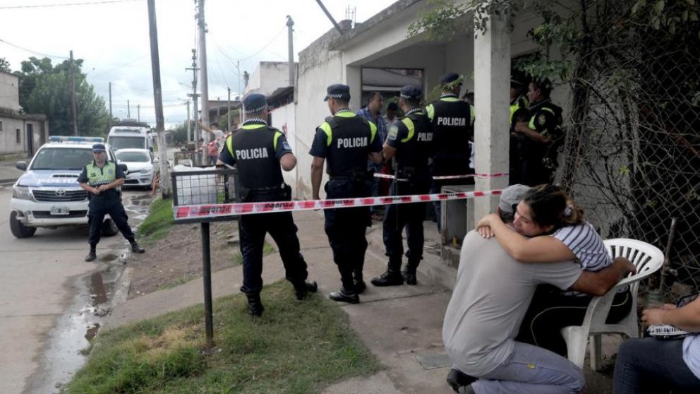 Los familiares desconsolados esperan a que terminen las pericias.