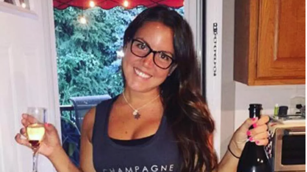 La profesora fue descubierta por que el alumno implicado se lo contó a un amigo.