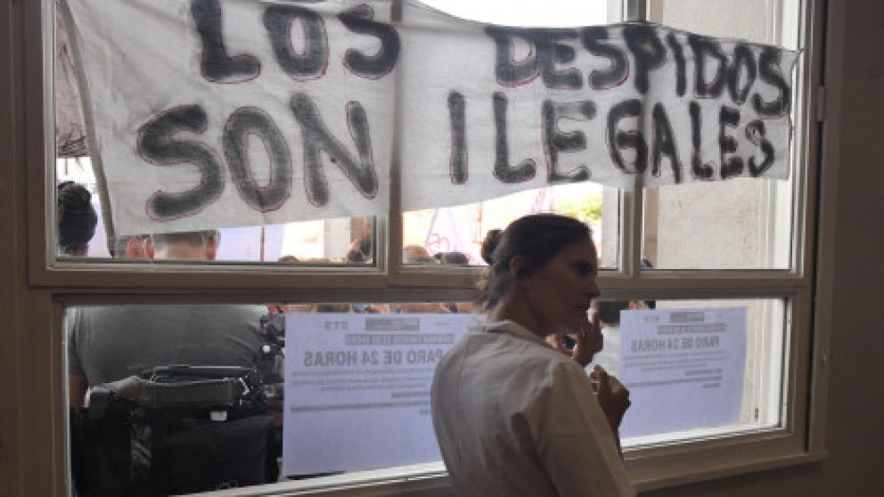 Reclaman por 122 despedidos. 