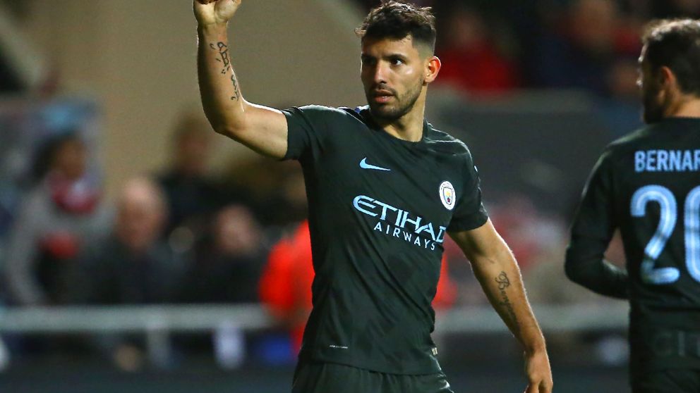 Puño en alto del Kun, y el City a la final. (AFP)
