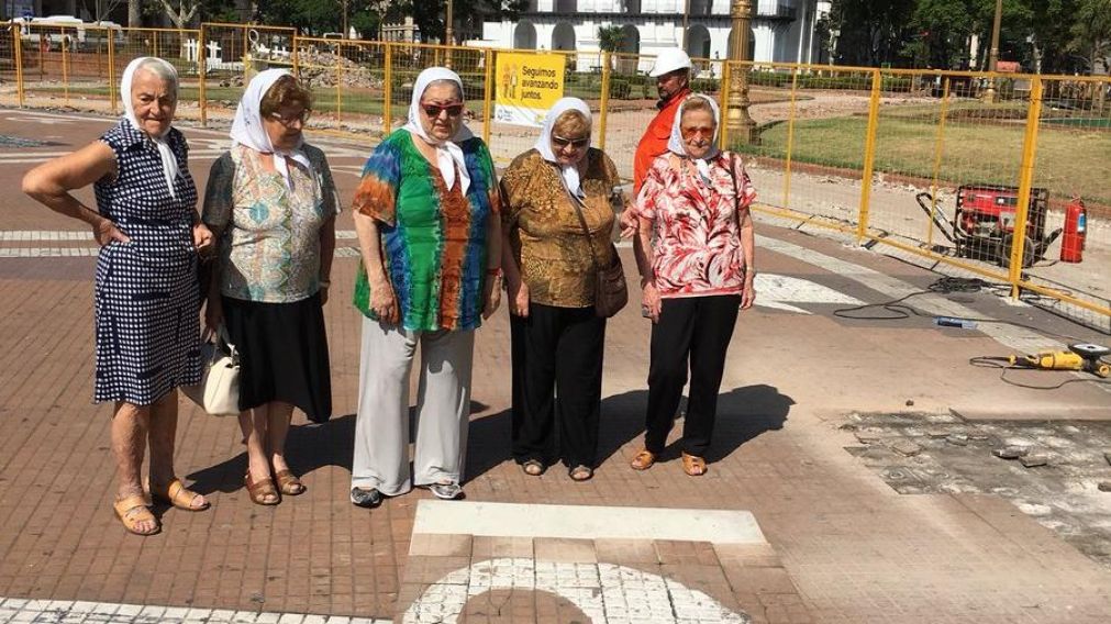 Algunas Madres de Plaza de Mayo presenciaron las obras.
