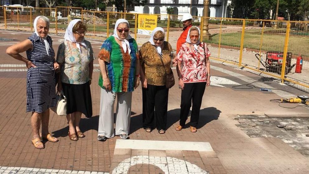 Algunas Madres de Plaza de Mayo presenciaron las obras.