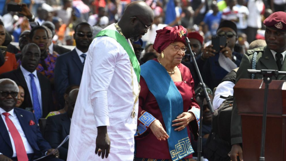 El electo Weah junto a la saliente Johnson-Sirleaf (AFP).