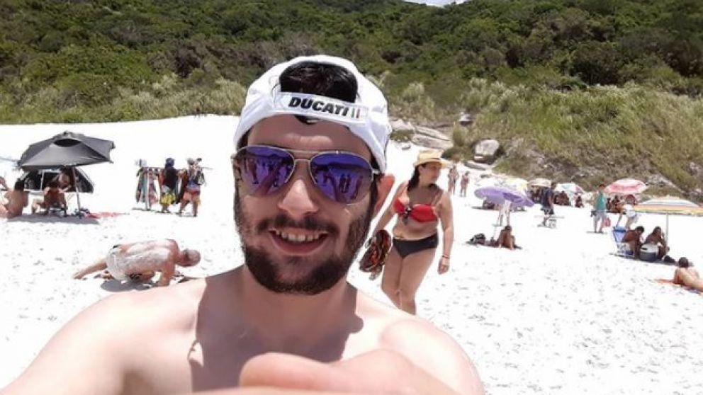 El joven de 22 años habría sido asesinado por un femicida.