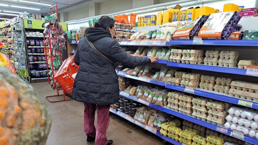 El consumo masivo cayó 4,3% en julio.