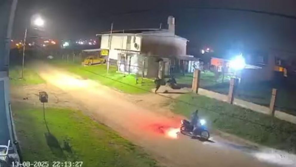 El pitbull salv� al hombre de ser asaltado por motochorros (Captura de video).