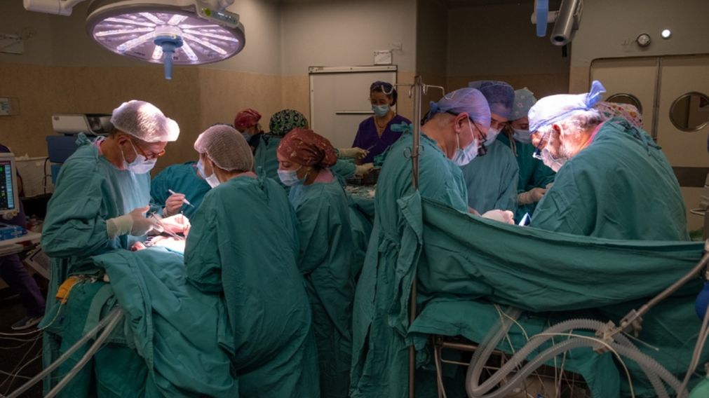 El quirófano del Hospital Garraham fue adaptado para atender a las dos pacientes.