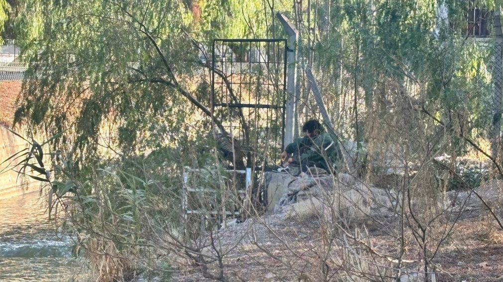 Hombre en situación de calle a metros del canal de riego "Cacique Guaymallén"