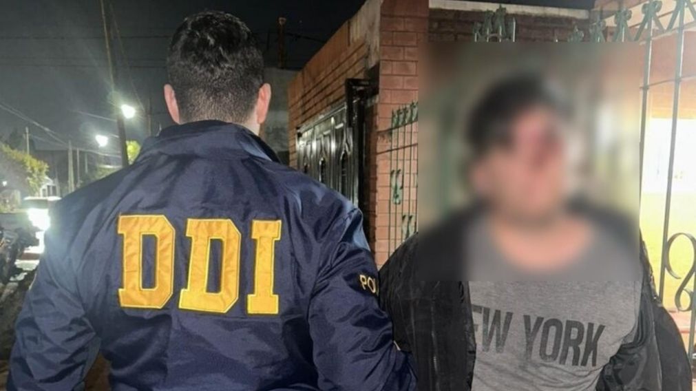 Este es uno de los sujetos que resultó aprehendido por los investigadores policiales.