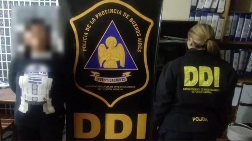 Esta es una de las mujeres que resultó apresada por los investigadores policiales.