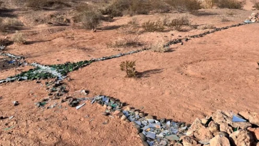 La cruz gigante que apareció en el Parque de los Dinosaurios.