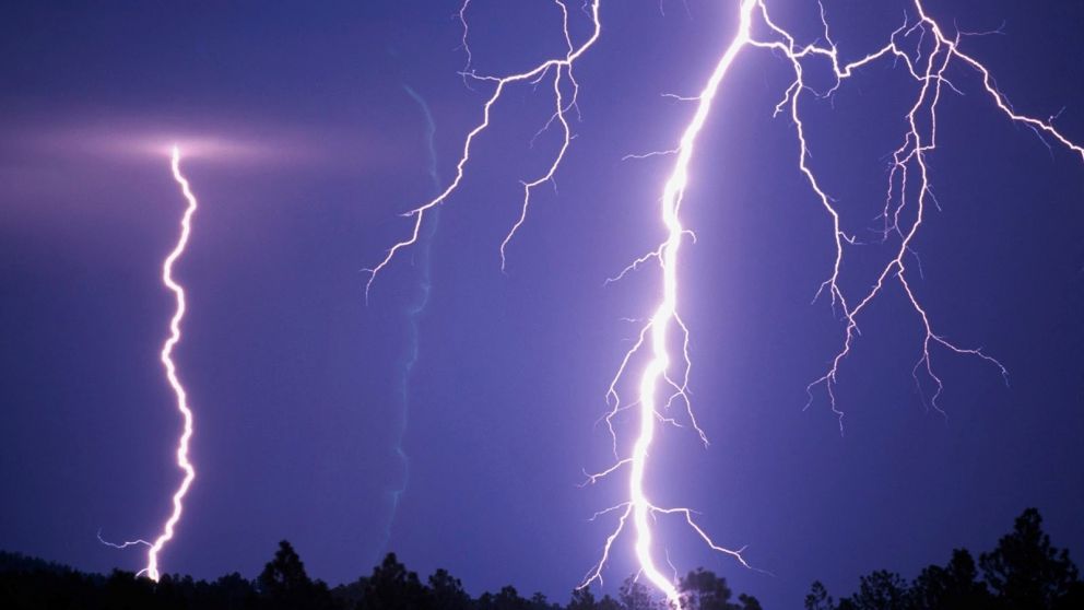 Rayo mató a una mujer e hirió a otras 3 personas, entre ellas un chico