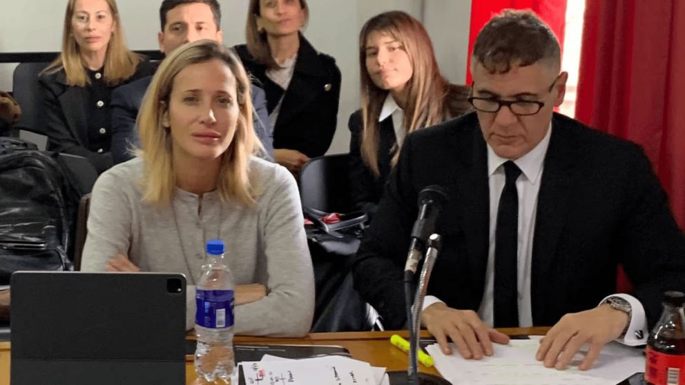 Julieta Prandi junto a su abogado.