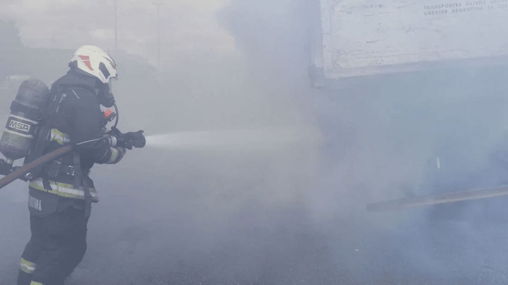 Los bomberos trabajando para apagar el fuego.