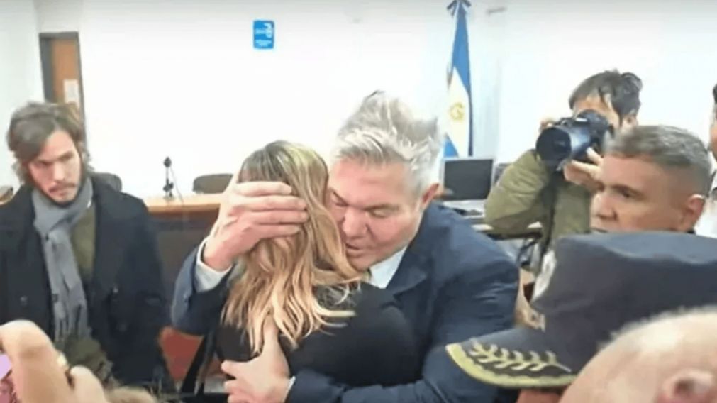 Fernando Burlando abrazando a Julieta Prandi tras el veredicto.