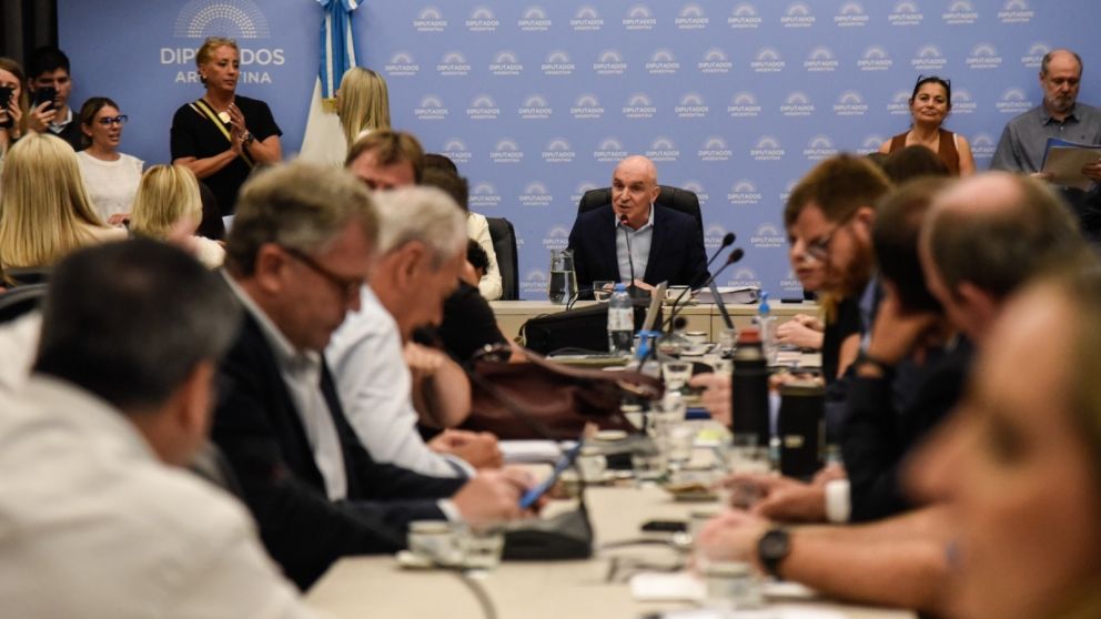 De 46 presentes en la Comisión de Presupuesto, 27 firmaron el dictamen.