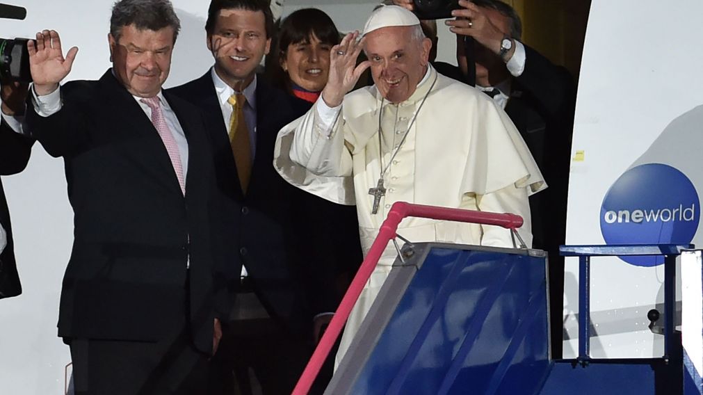 Francisco saluda al abandonar Perú. Volvió al Vaticano (AFP).