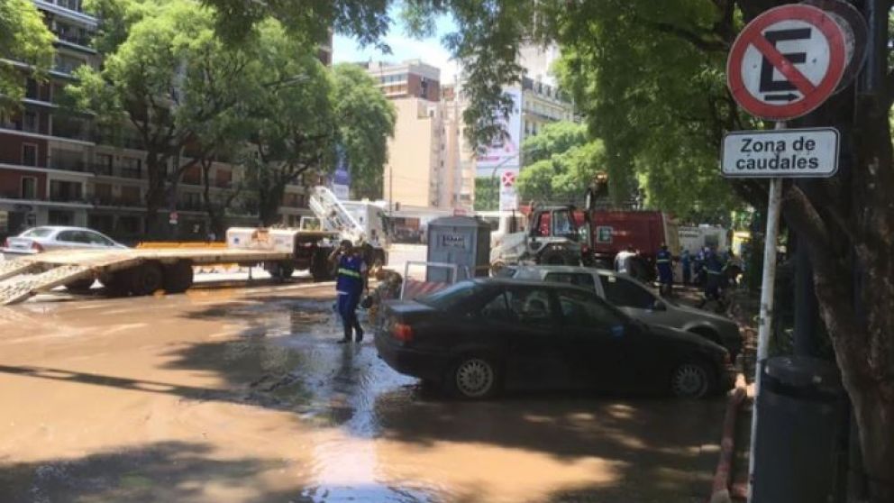 La rotura del caño maestro provocó inconvenientes a los automovilistas.