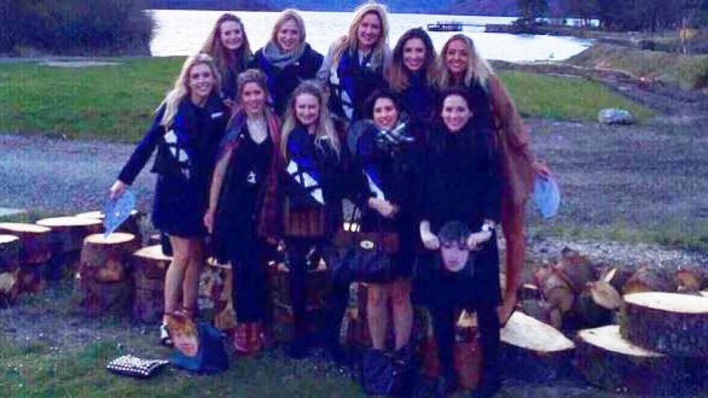 Misterioso hallazgo en fotos de despedida de solteras.