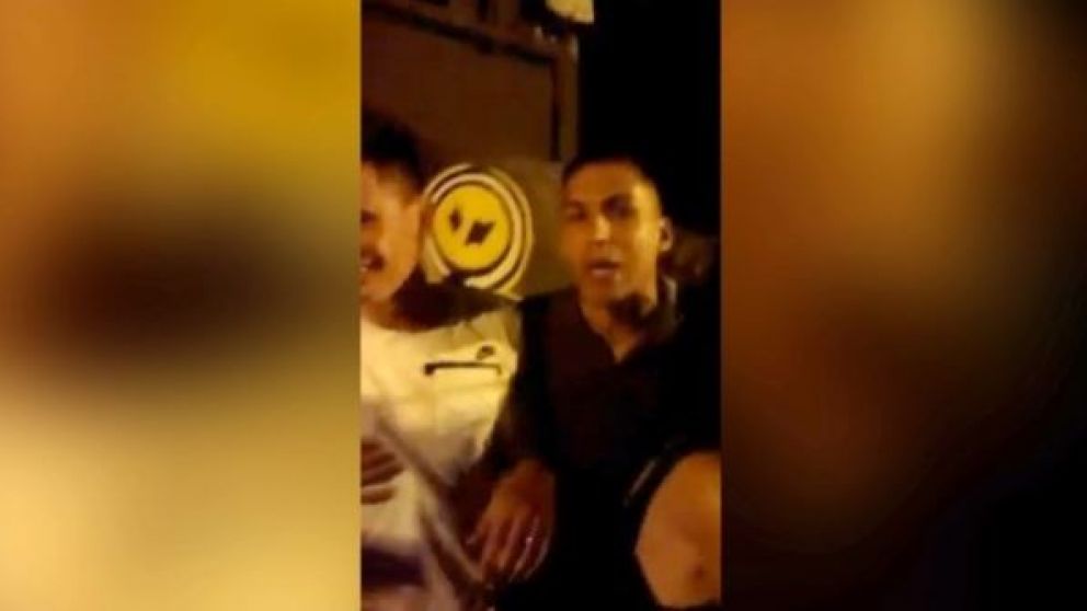 El jugador fue filmado durante una agresión. (Captura).