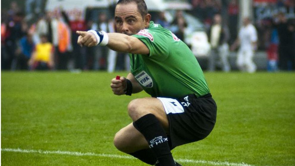 "Allá se van" parece decir el ex árbitro Pablo Lunati, que fue asaltado cuando dormía.