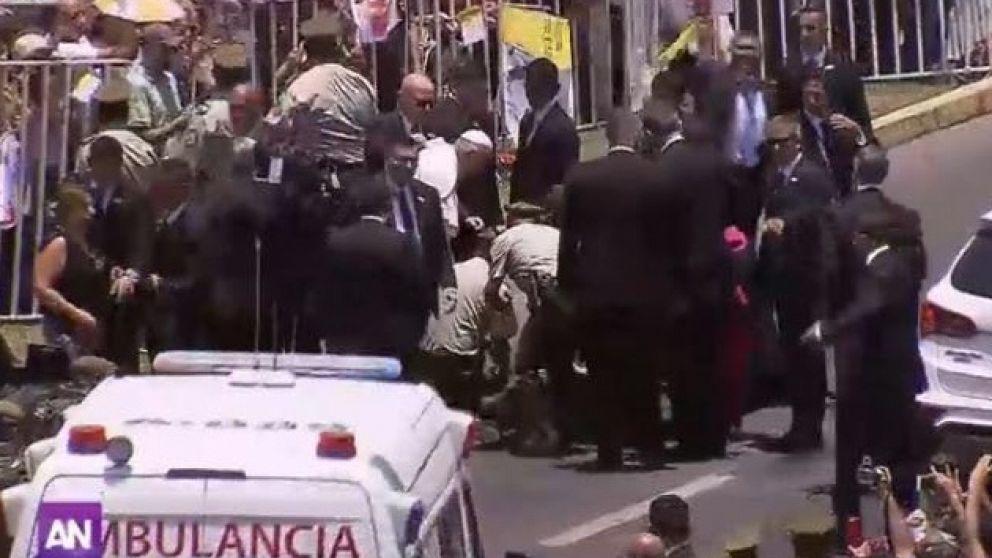 Francisco saltó del Papamóvil para socorrer a un herido