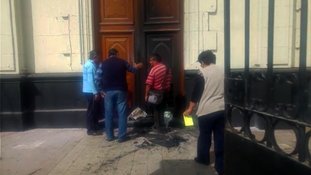 Puerta de la iglesia incendiada en José Luis Bustamante, Perú (gentileza de RPP)