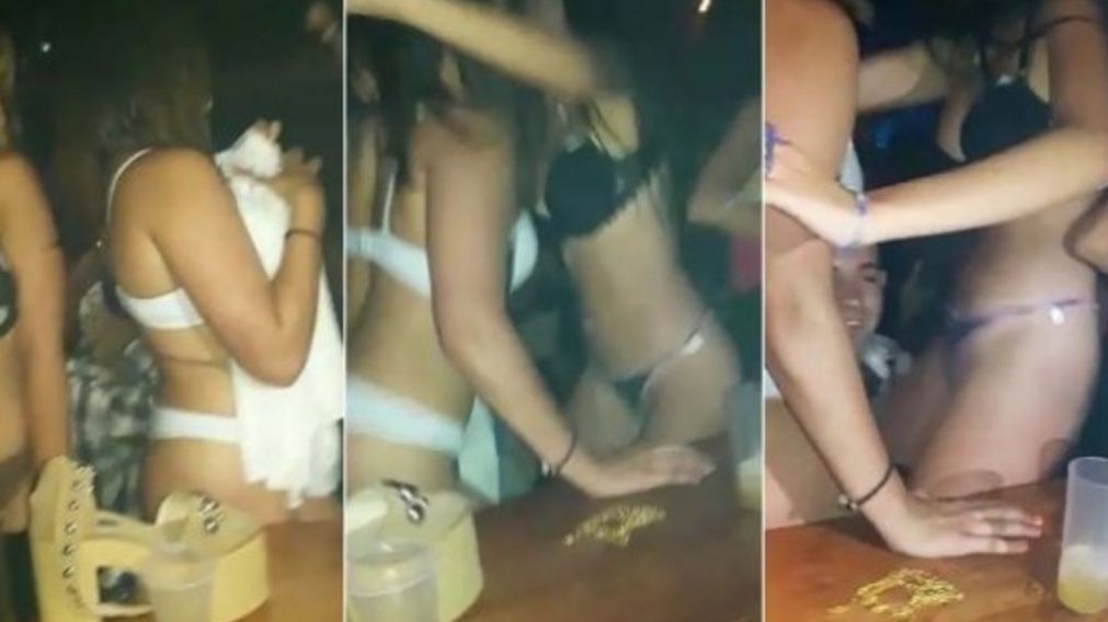 Las chicas, desnudas y en estado de ebriedad.