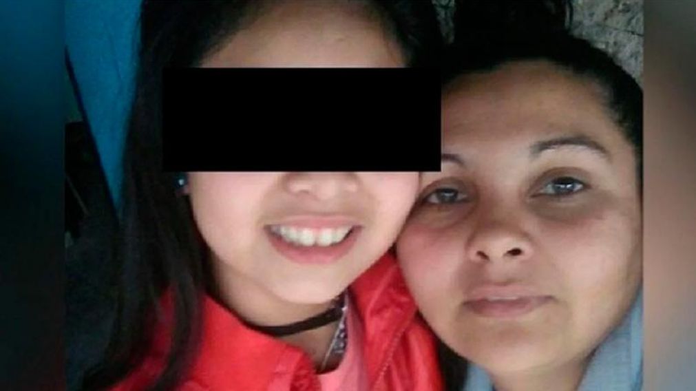 La menor de 12 años junto a su madre.