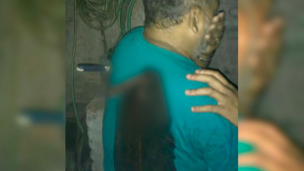El hombre tras ser apuñalado por su hijastra de 12 años.