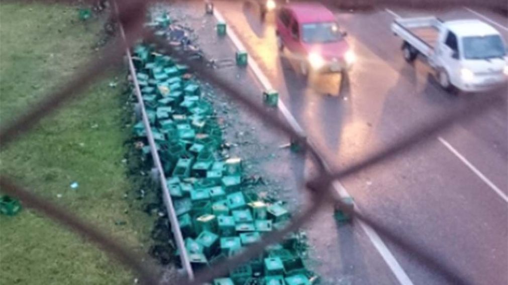Camión cervecero pierde el control y vuelca "birra" sobre Autopista del Oeste