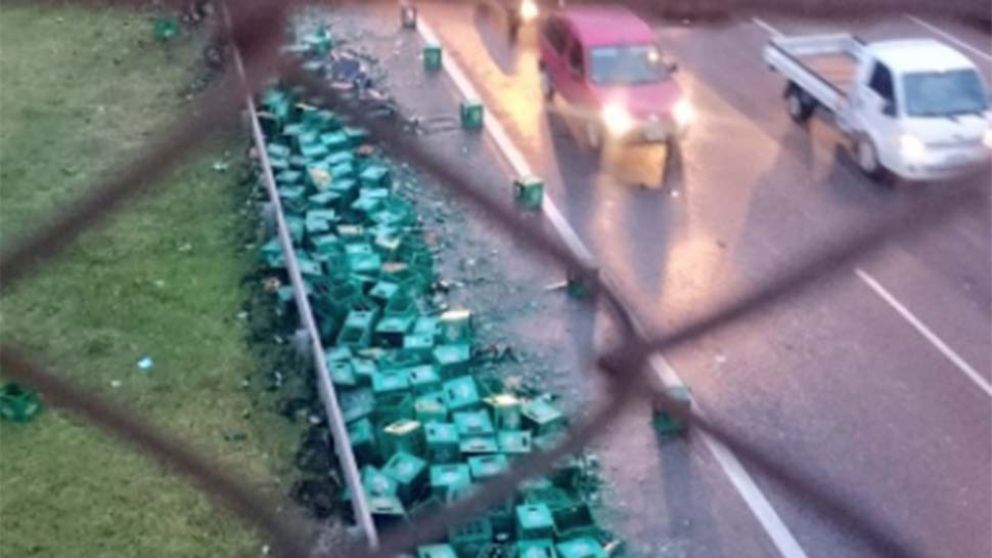 Camión cervecero pierde el control y vuelca "birra" sobre Autopista del Oeste