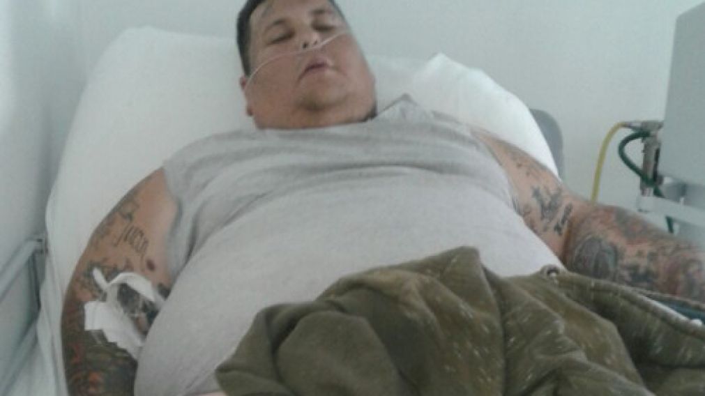 El joven de 31 años pasa la mayor parte del tiempo postrado en una cama.