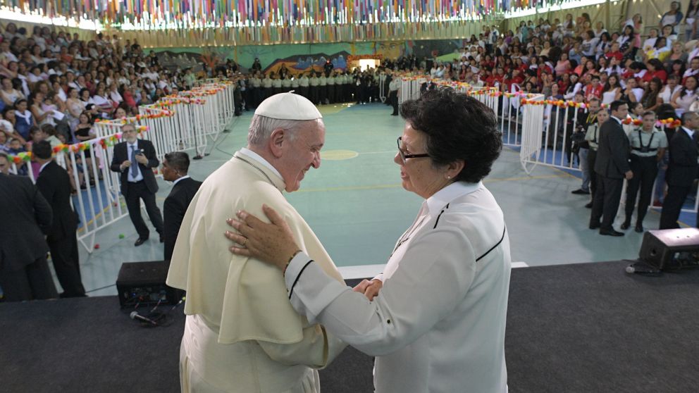 Bergoglio visitó la cárcel de mujeres. (AFP)