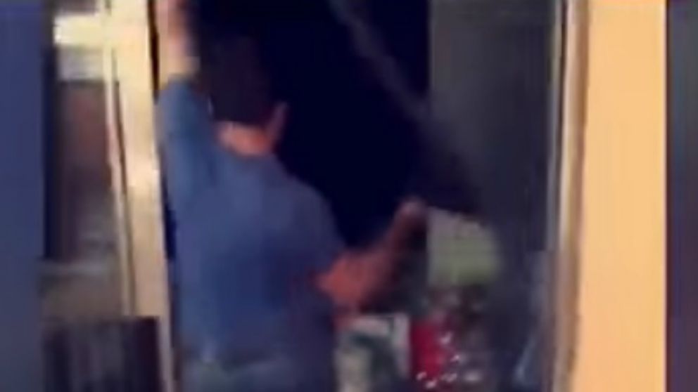 Su equipo perdió y tiró el tele por el balcón