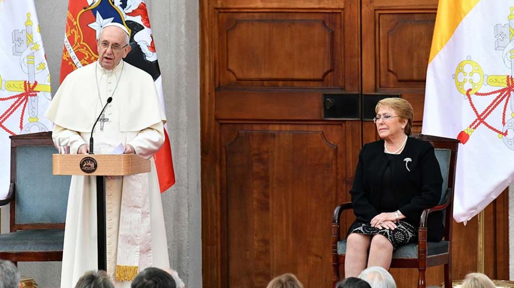 Francisco en las puertas del Palacio de la Moneda. (AFP)